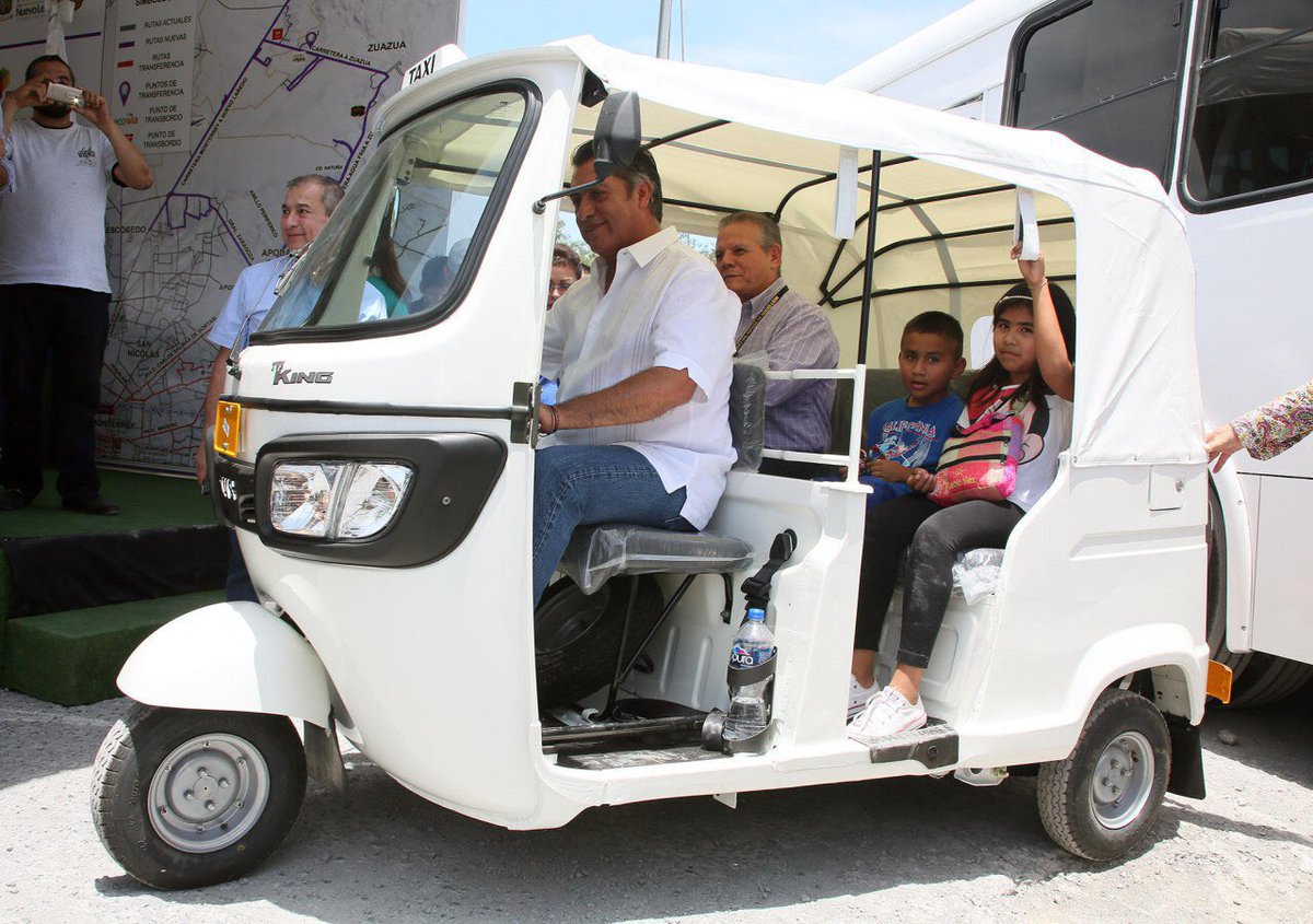 A bordo de un mototaxi, 'El Bronco' llama a los neoleoneses a autoemplearse. (@JaimeRdzNL)