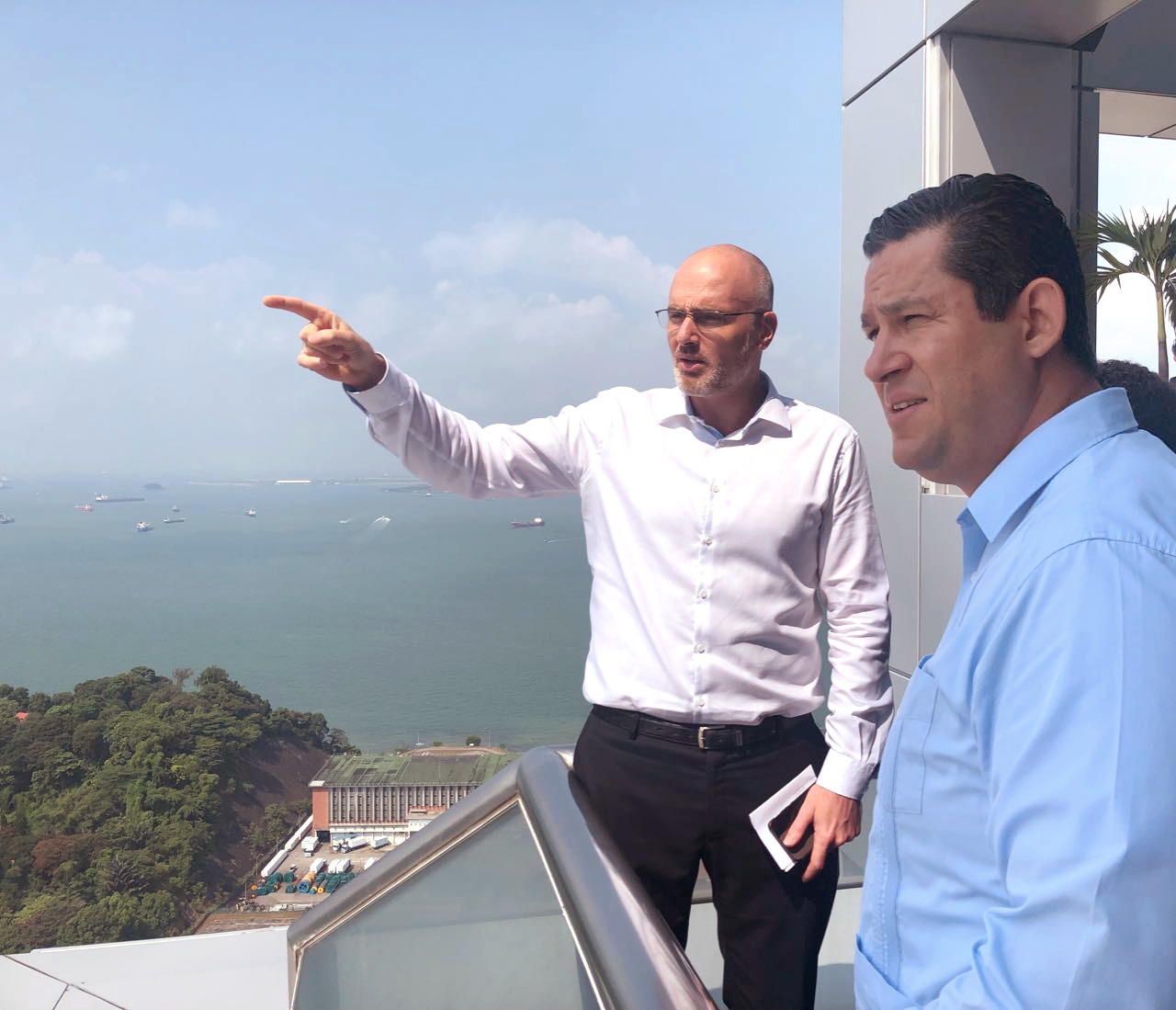 Diego Sinhue durante su visita al Puerto de Singapur. (Cortesía)