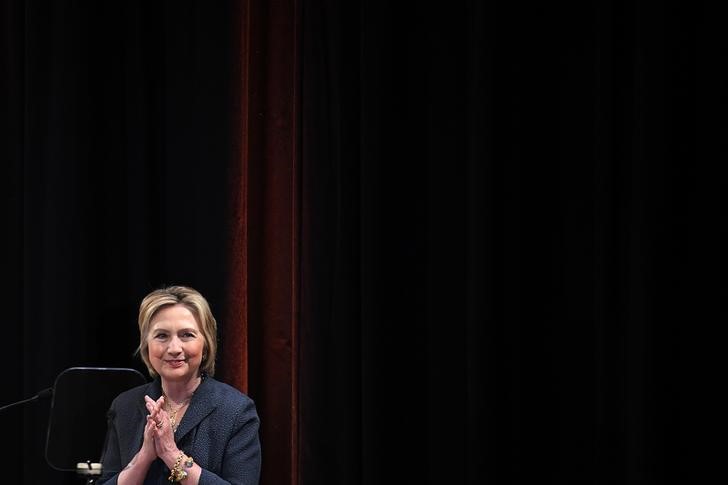 Hillary Clinton alentó a una pequeña de 11 años que protestó al escuchar el himno de EU. (Reuters)