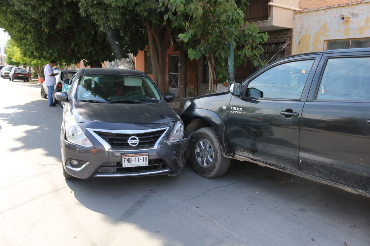 Tras el impacto, el Versa golpeó una camioneta debidamente estacionada. (Milenio Digital)