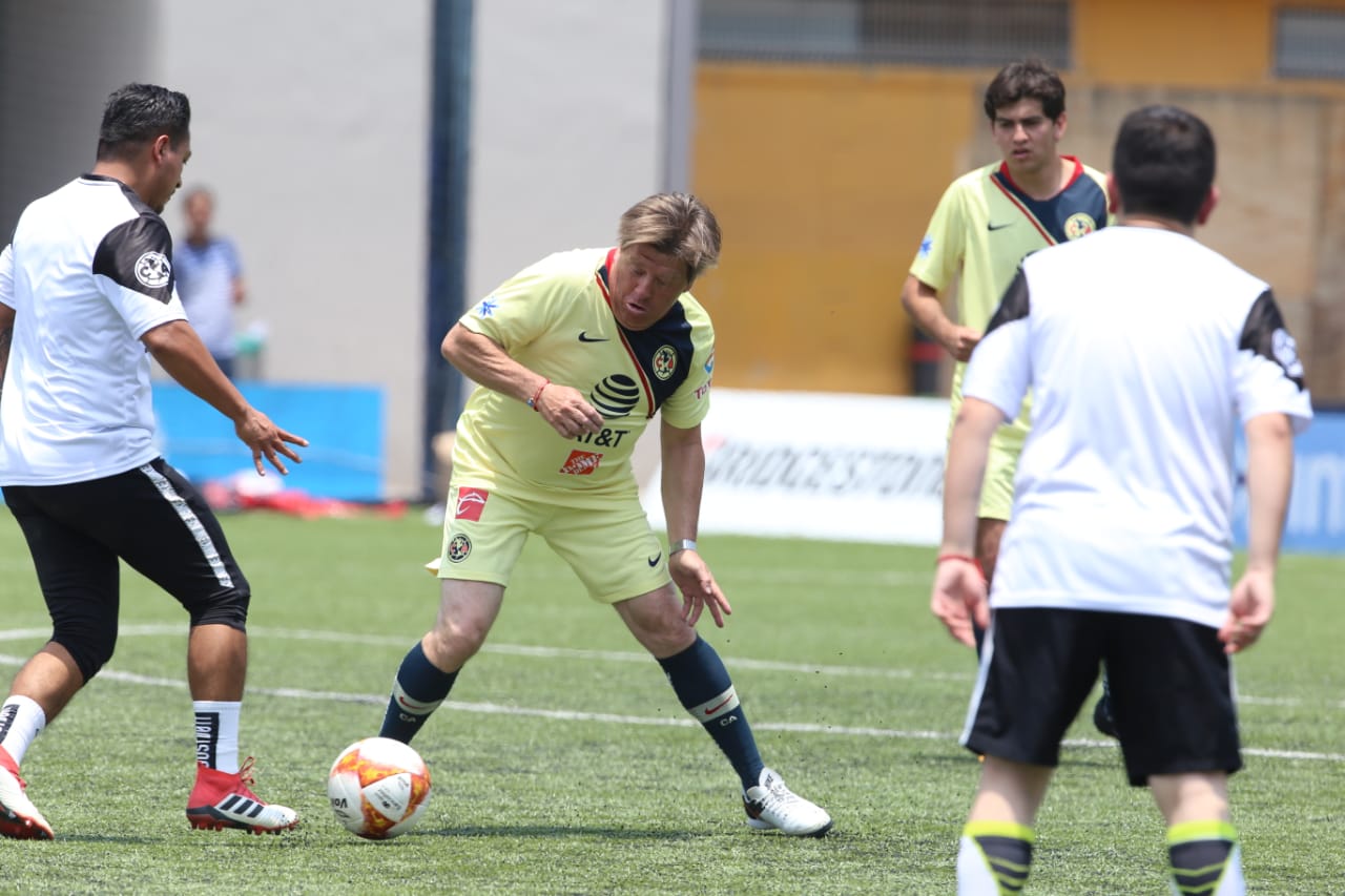 Miguel Herrera en disputa por el balón (Santiago Chaparro)