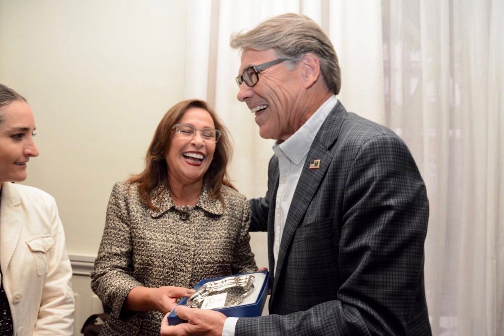 El secretario de Energía estadunidense, Rick Perry, y la próxima titular de Energía en México, Rocio Nahle. (Foto: @SecretaryPerry)