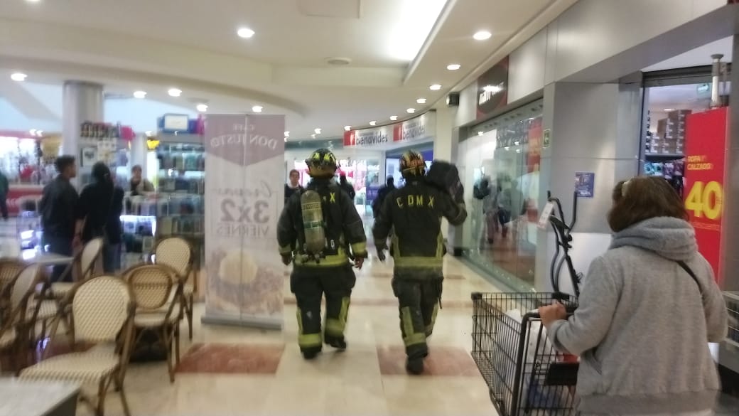 Servicios de emergencia controlaron el flamazo en la Plaza. (Jorge Becerril)