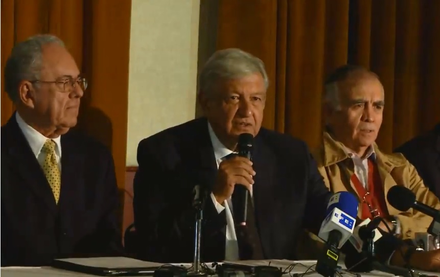 AMLO presentó el dictamen técnico elaborado por sus asesores sobre la construcción del NAIM. (Foto: Especial)
