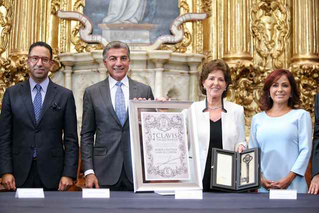 Antonio Gali entrega Clavis Palafoxiana a María Cristina García, Secretaria de Cultura Federal (Especial)