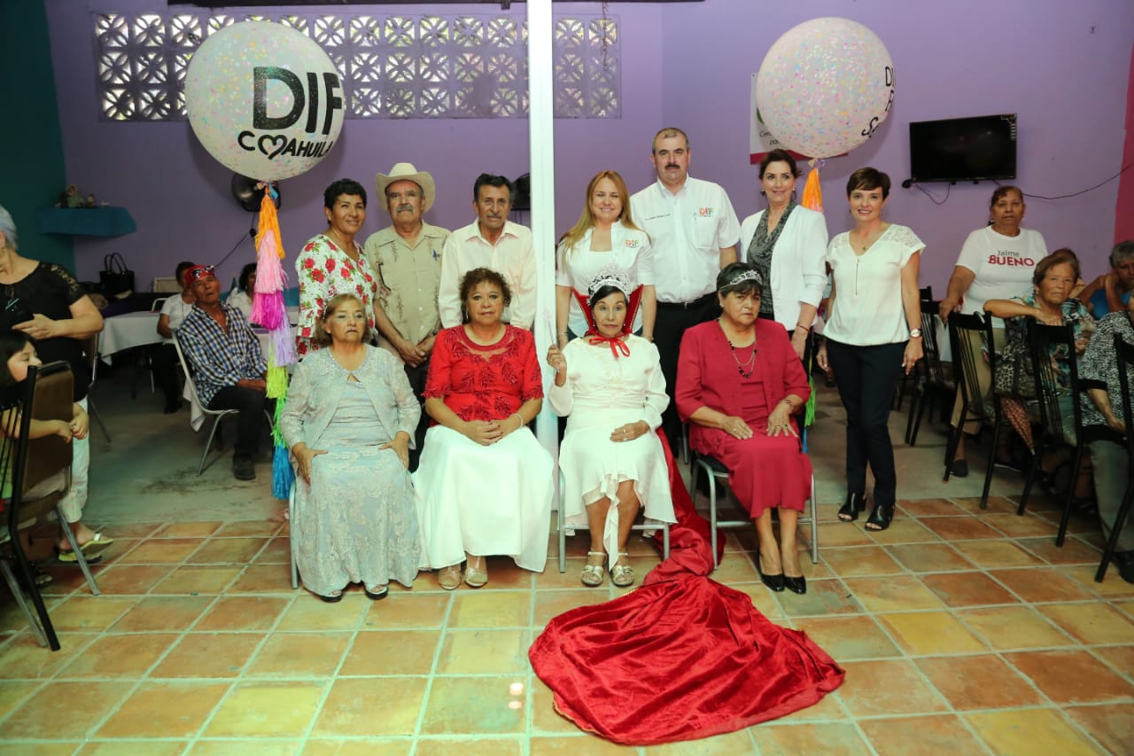 En la celebración fue coronada reina Gilberta Bustos Rocha. (Especial)