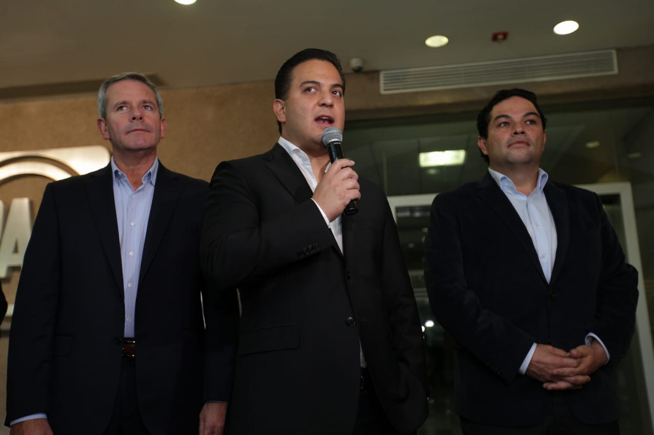 Damián Zepeda, Marcelo Torres y Enrique Vargas en conferencia de prensa previo a la reunión de la Asociación Nacional de Alcaldes (Omar Franco)
