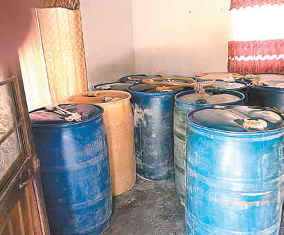 Encontraron más de 5 mil litros de gasolina en 31 tambos. (Especial)