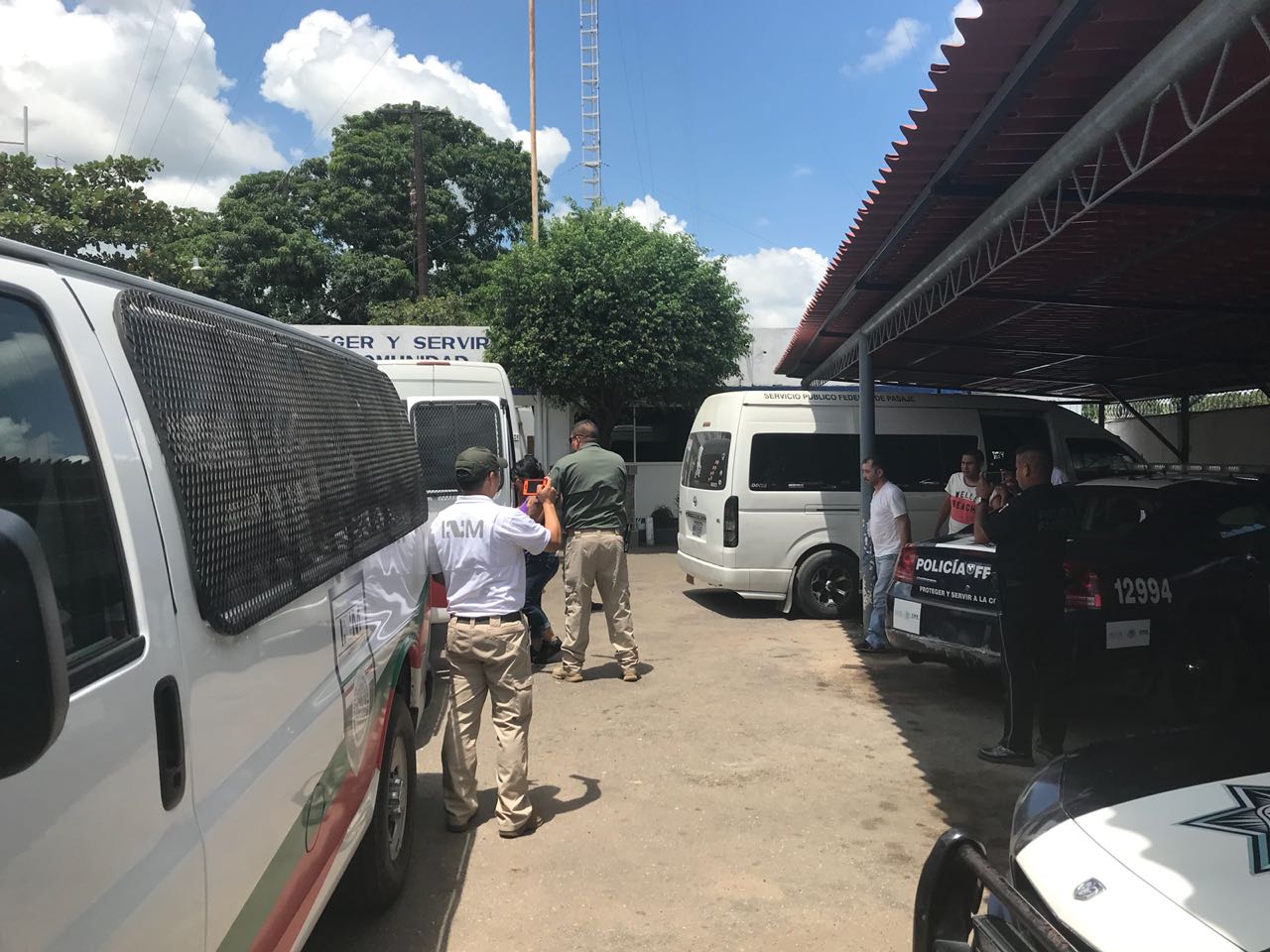 Los migrantes viajaban en dos camionetas. (Isabel Zamudio)