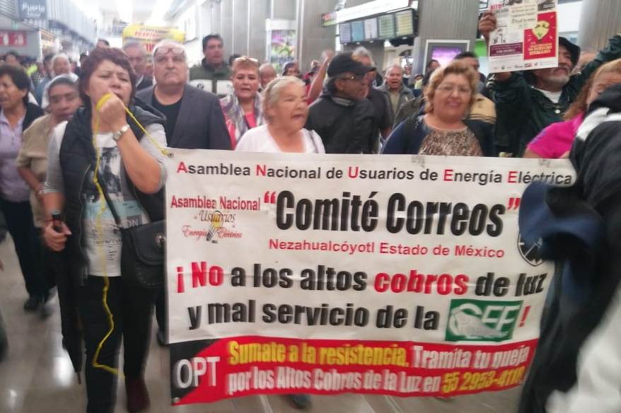 Los manifestantes marcharon dentro de la Terminal 1  del  AICM. (Jorge Becerril)