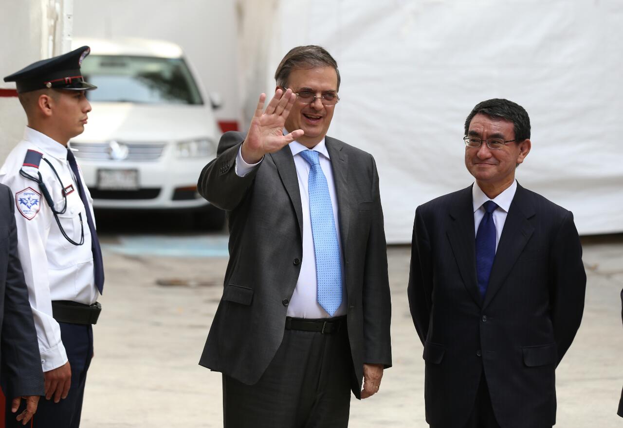 Marcelo Ebrard y Tarõ Konõ, ministro de relaciones Exteriores de Japón, en la casa de transición de AMLO (Jorge González)