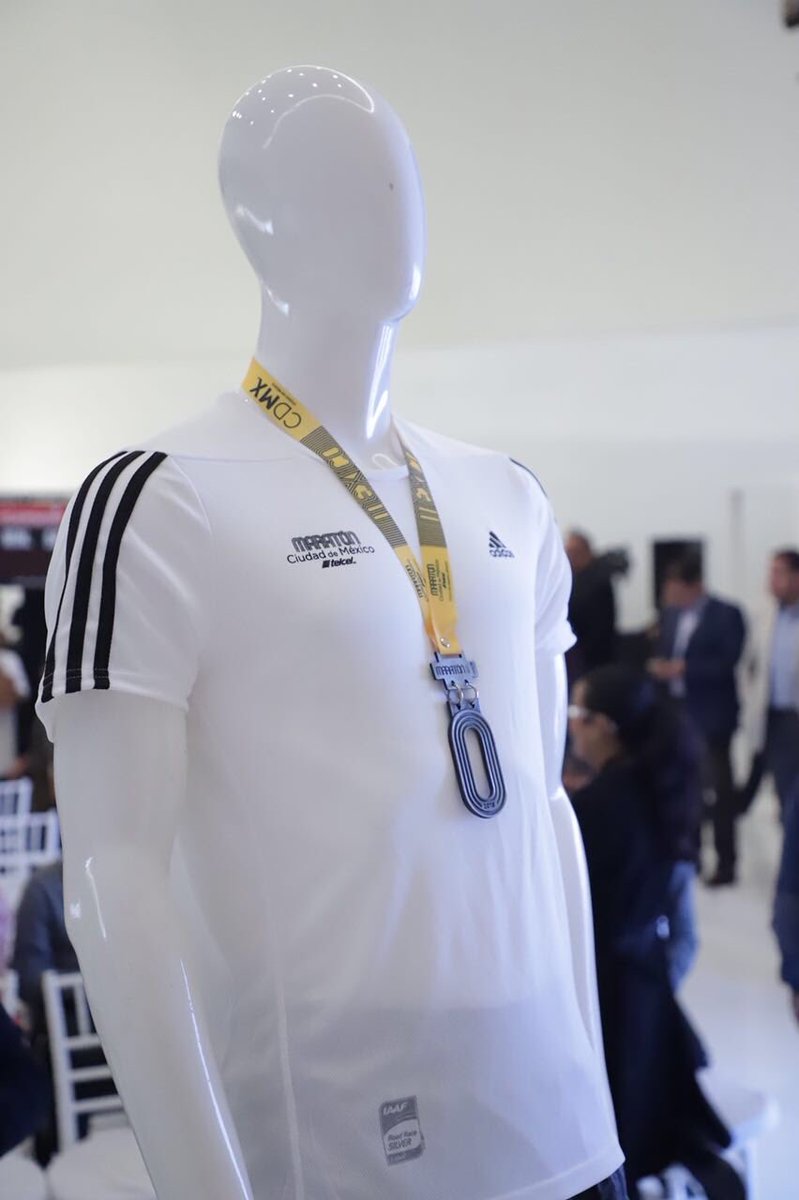 La playera y medalla del Maratón CdMx 2018 (Twitter @GobCDMX)