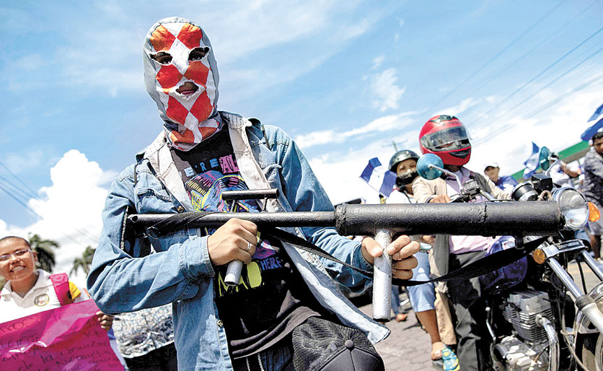 Siguen las manifestaciones en Managua para denunciar el uso de armas por parte de los paramilitares. (Jorge Torres/EFE)