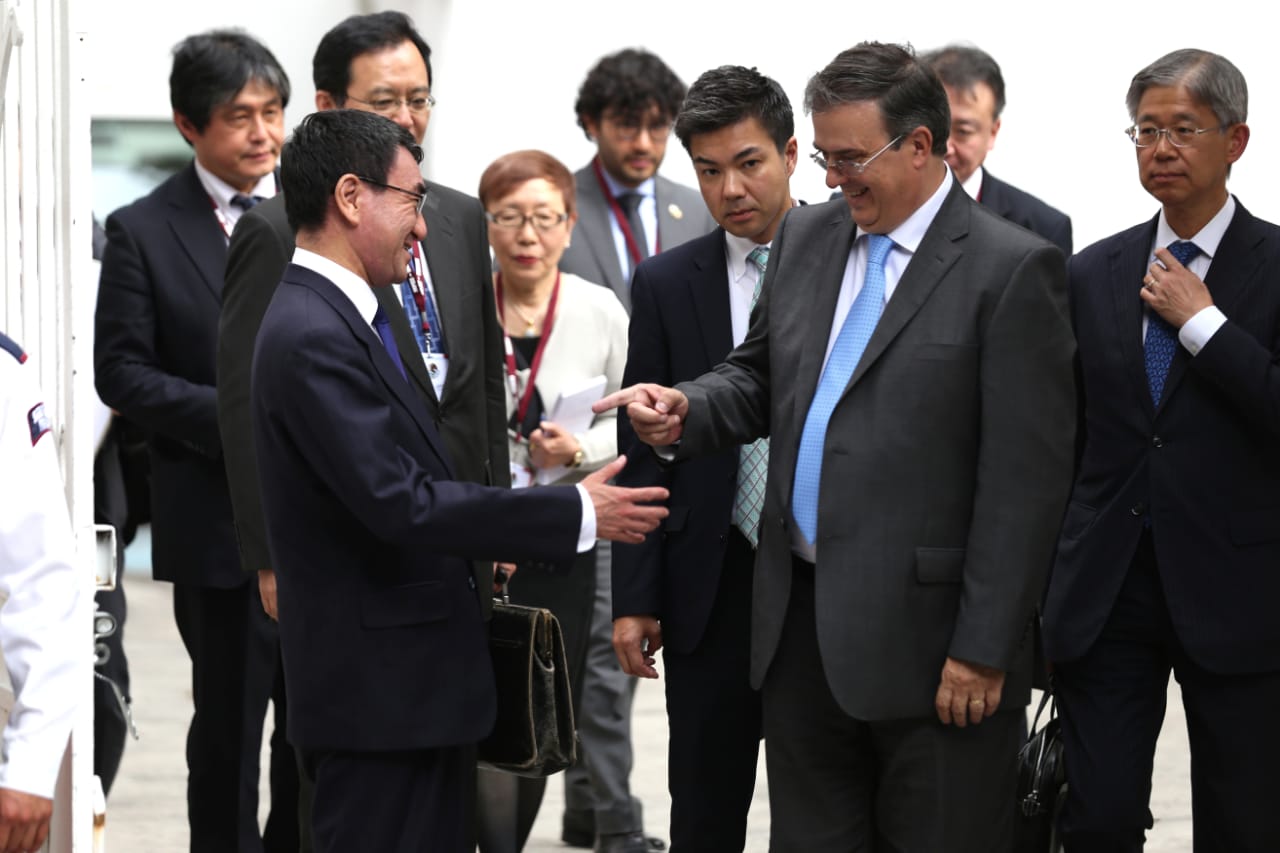 Tarō Konō y Marcelo Ebrard luego de su reunión en la casa de transición (Jorge González)