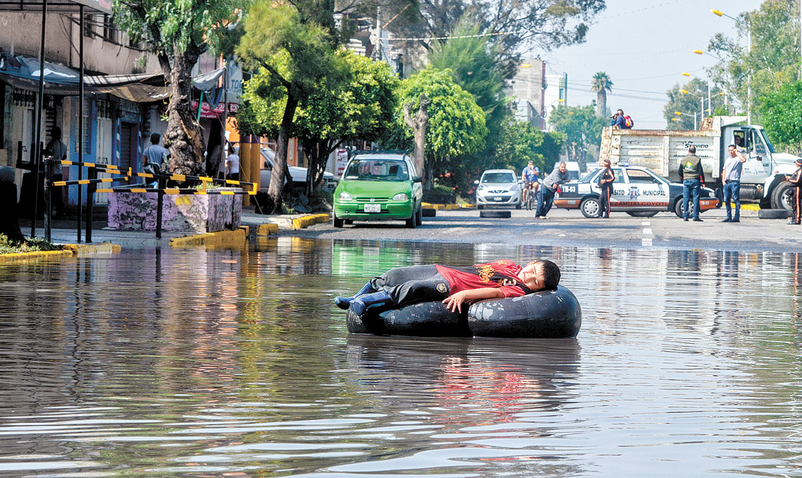 Vialidades como la avenida Pantitlán y Vicente Villada continuaron inundadas. (Armando Monroy/Cuartoscuro)