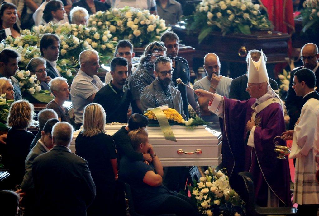 El cardenal Angelo Bagnasco encabezó al funeral de 19 de las víctimas del desplome del puente. (Reuters)