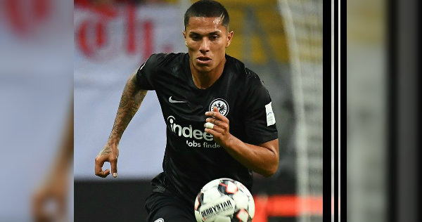 Carlos Salcedo fue titular en la derrota del Frankfurt (Twitter @eintracht_esp)