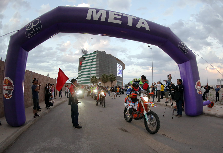 Los corredores salieron juntos de Torreón hasta el ejido de Tacubaya donde se separaron. (Saúl González)
