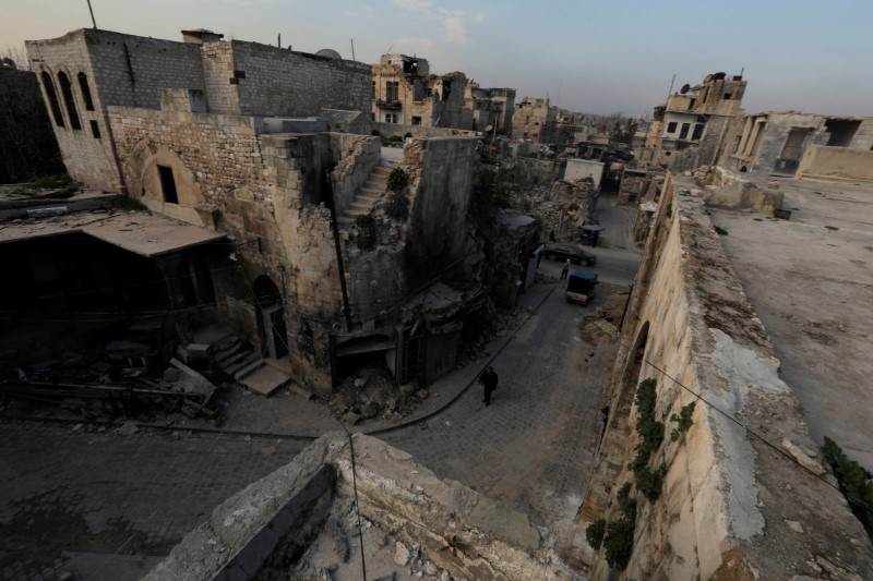 Gente camina en la ciudad vieja de Alepo, Siria. (Foto: Reuters)