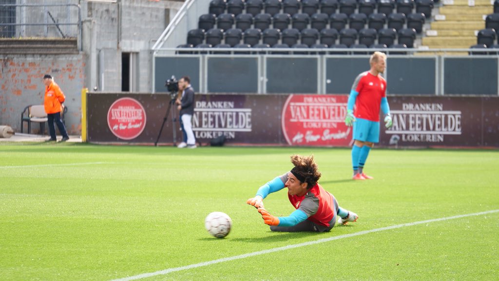 Guillermo Ochoa calentando previo al partido del Standard de Lieja (Twitter @Standard_RSCL)