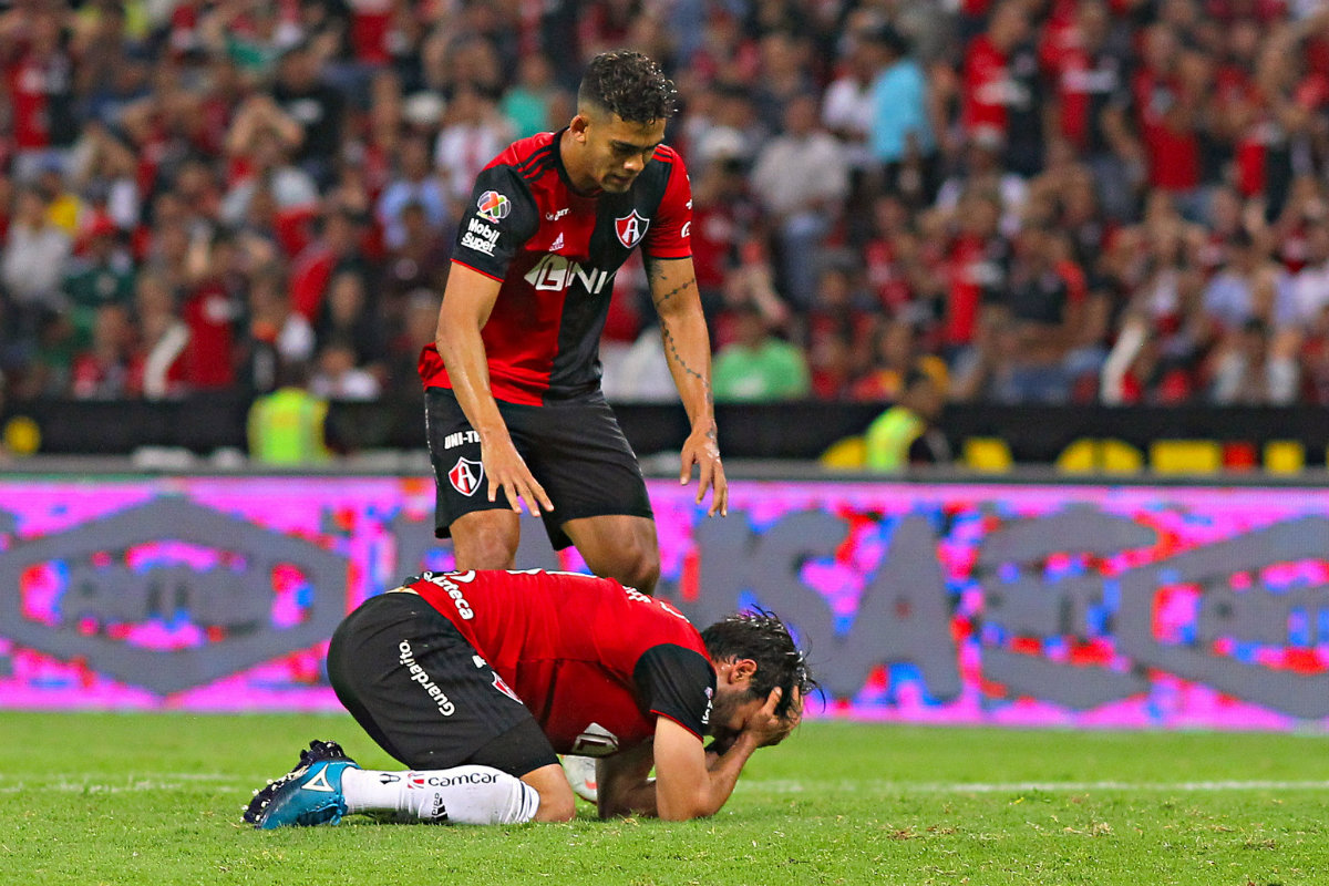 Juan Pablo Vigón sufrió un fuerte golpe durante el duelo ante Morelia (Imago7)