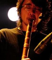 Comenzó a estudiar música en el violín, para luego acercarse al trombón, la guitarra y el shakuhachi. Tras graduarse de la universidad decidió dedicarse de lleno a la flauta shakuhachi y se volvió pronto un joven maestro.