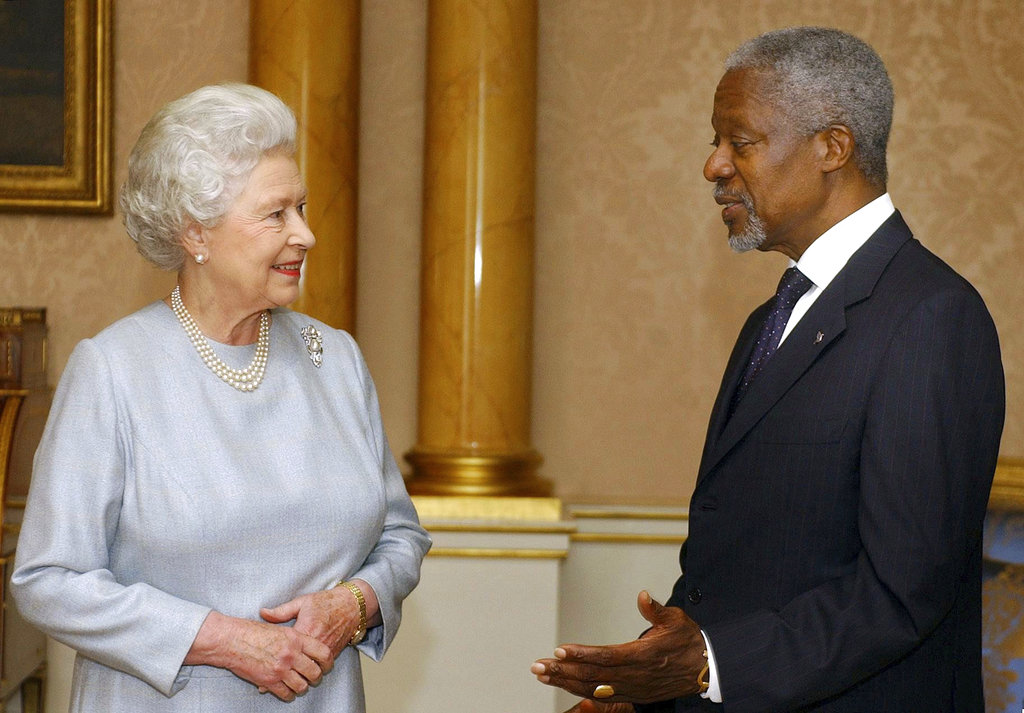 En 2004 se reunió con la reina Isabel II de Inglaterra en el Palacio de Buckingham, en Londres. (AP)