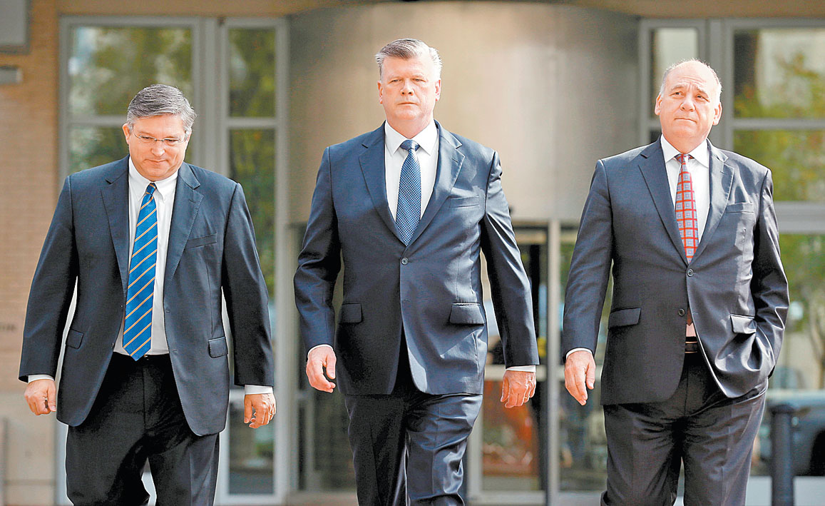 Richard Westling, Kevin Downing y Thomas Zehnle, abogados defensores, llegan a la corte federal de Virginia. (Joshua Roberts/Reuters)