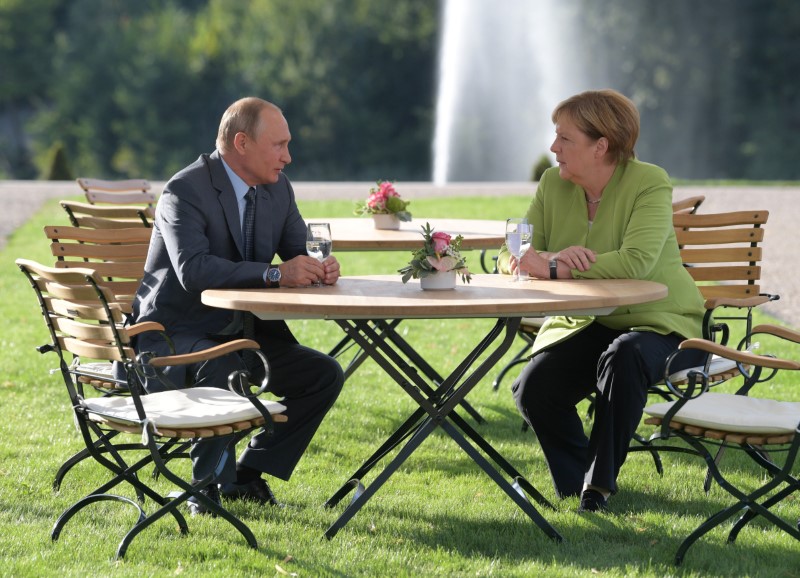 Vladimir Putin toma el té con Angela Merker para platicar sobre los conflictos de Ucrania y Siria hasta la situación de Irán. (Reuters)