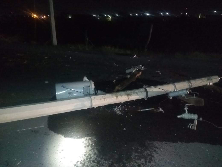 Pierde el control de su vehículo y derriba poste en Torreón- Grupo Milenio