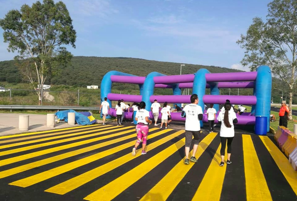 El circuito se compuso de 10 novedoso inflables instalados en los carriles del estadio y una parte del estacionamiento.  (Cortesía)
