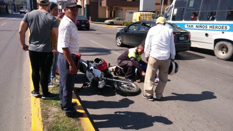 El motociclista es auxiliado en el lugar.