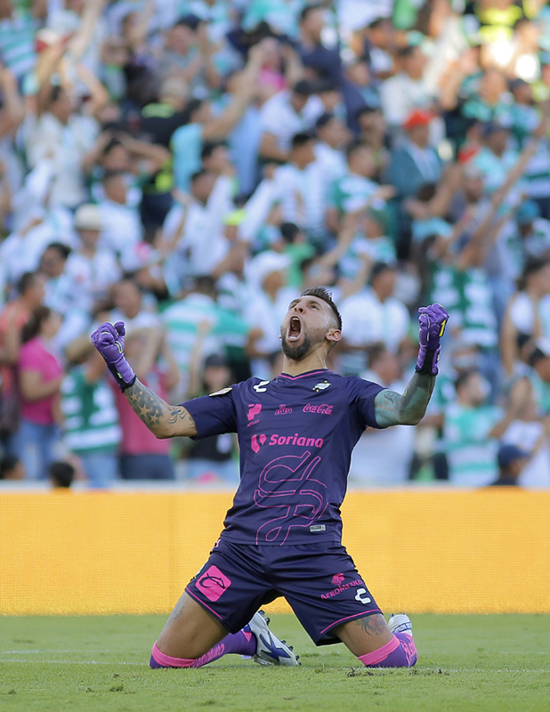 Jonathan Orozco fue el héroe del partido al atajar 2 de los penales del Tigres. (Saúl González)