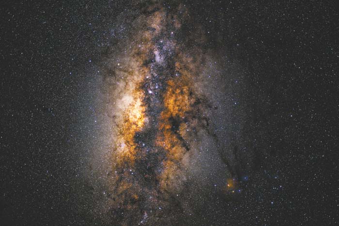 En este paisaje sideral, podemos apreciar algunas nebulosas de gas, M8 y M20, como las principales.
