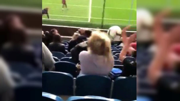 Aficionada del Burnley recibe un balonazo en el rostro (Especial)
