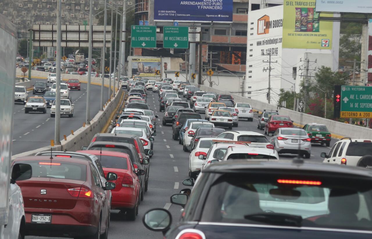 Congestionamiento vial  justo antes del tunel de la Loma Larga. (Raúl Palacios)
