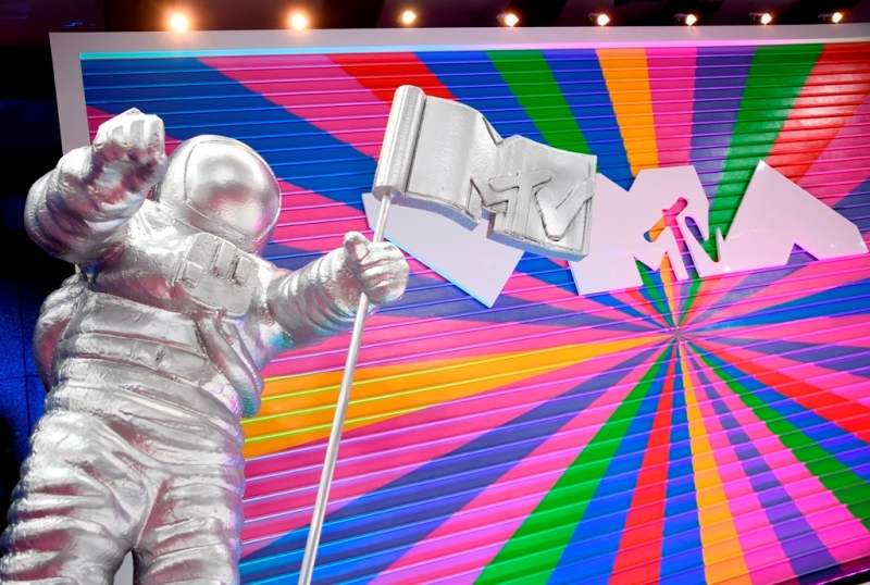 Los MTV VMA recibe a sus invitados con una alfombra morada en Nueva York. (AP)