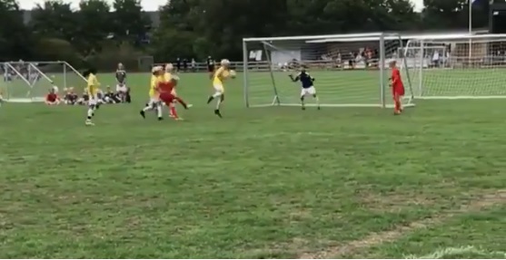 Niño realiza sorprendente jugada en el futbol Sub-11 de Suecia (Especial)