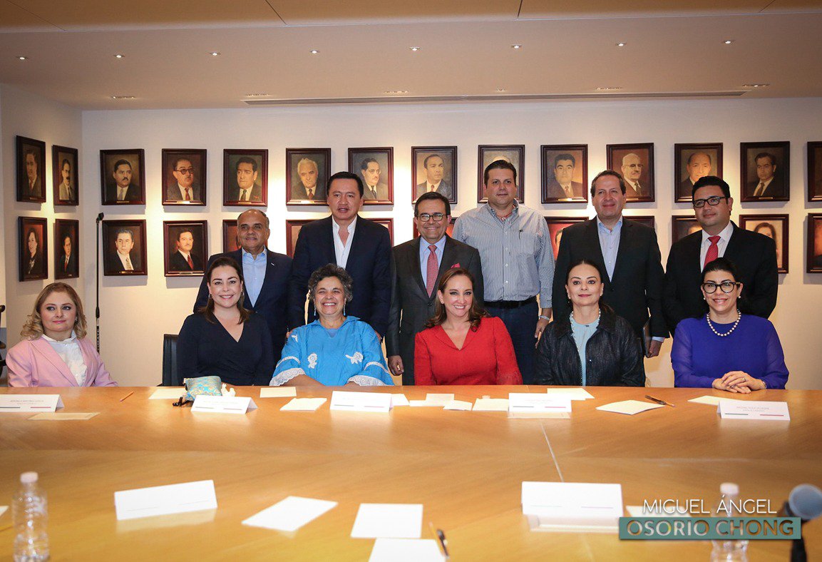 Senadores electos del PRI y el secretario de Economía, Ildefonso Guajardo. (Twitter: @osoriochong)