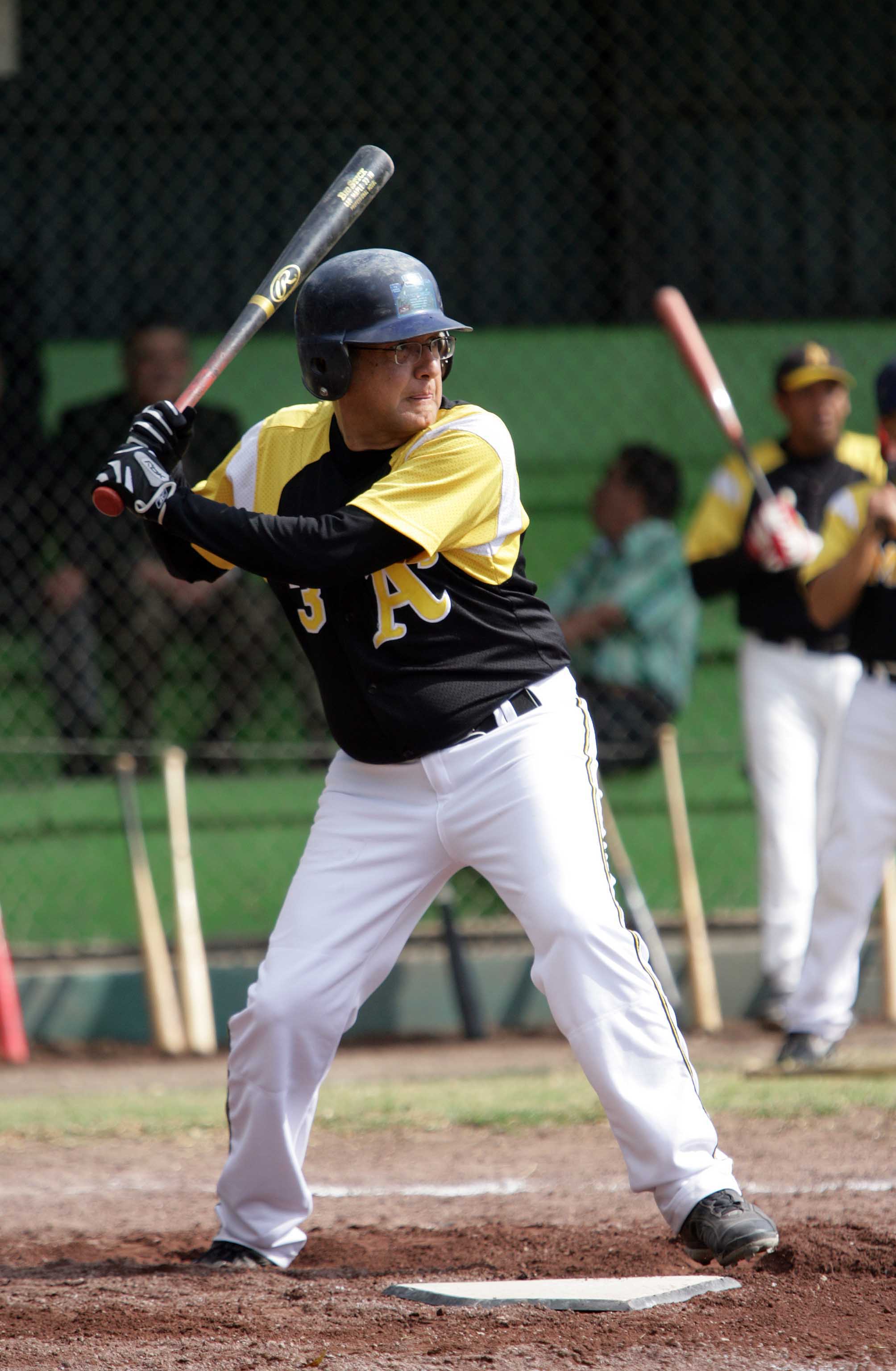 Andrés Manuel López Obrador jugando en la Liga Tranviaria con el equipo de Amigos (Enrique Gutiérrez)