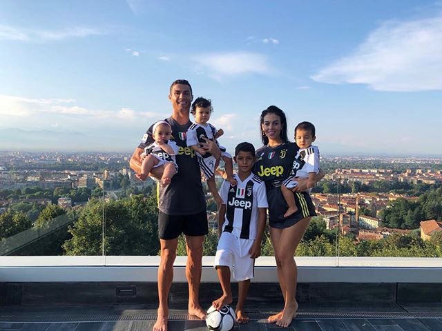 Cristiano Ronaldo junto a su esposa e hijos (Twitter @Cristiano)