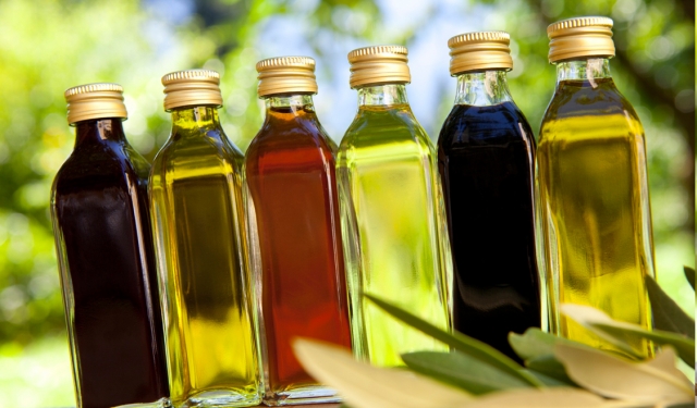 Diferentes tipos de aceites de cocina (Especial)