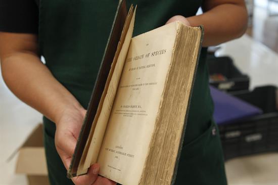 El ejemplar de “El origen de las especies” corresponde a la primera edición que constó de mil 250 ejemplares. (EFE)