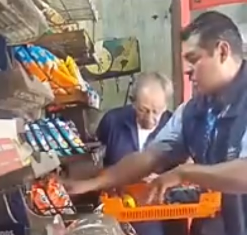 Empleado de Bimbo roba producto a anciano (Captura del video)