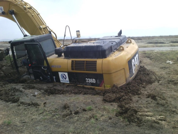 Excavadora hundida en la zona de construcción del NAIM. (Foto: @Santiago_Arau)