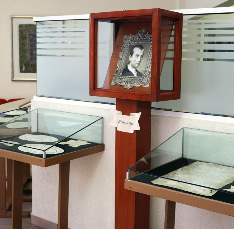Se exhiben reglamentos, libros de registros, decretos, peritajes, fotografías, firmas, planos de minas y otros materiales. (Cortesía)