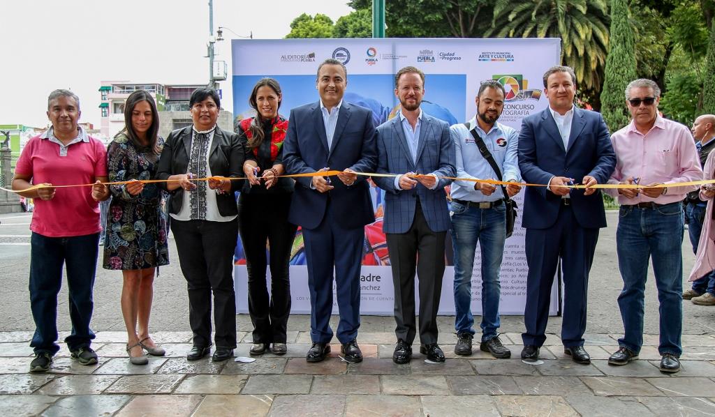 Inauguran exposición fotográfica “Los Valores de la Rendición de Cuentas y la Cultura de Puebla” en el Zócalo (Especial)
