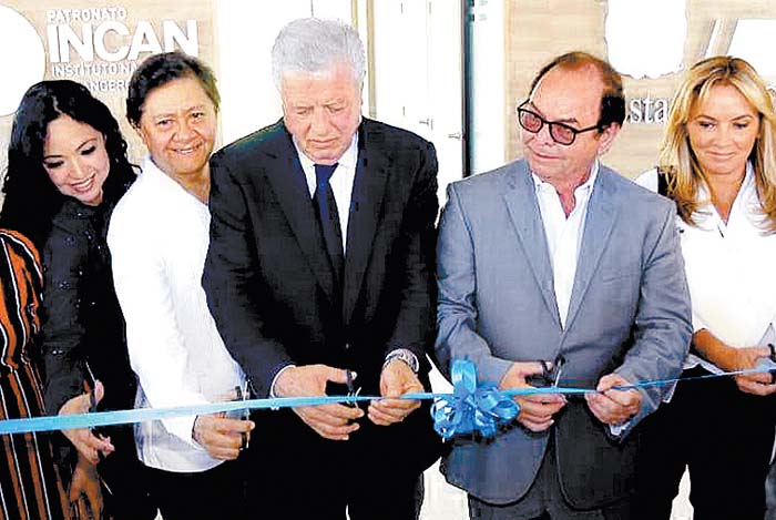 La ceremonia oficial para abrir el centro.
