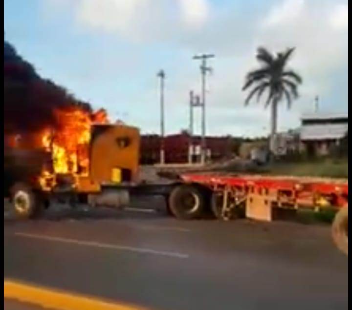 La unidad fue consumida por el fuego.