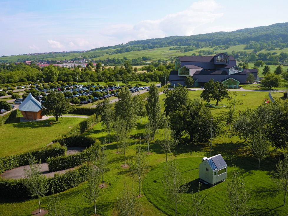 Vitra Campus es quizá uno de esos lugares que concentra en un solo espacio varios ejemplares de una era que está concluyendo, la de las formas caprich
